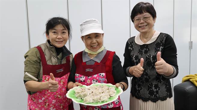 北台南家扶中心计画将爱心小舖转型朝网路行销发展，持续嘉惠家扶的妈妈们。（张毓翎摄）