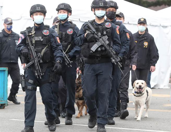 北市刑大特勤中隊及新北市政府警察局警犬隊30日執行跨年晚會維安任務，特勤中隊警員與三名警犬「福星」、「多多」與「露比」列隊進入會場準備執行任務。（鄭任南攝）