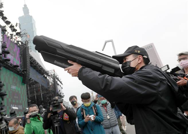 北市警局示範空拍機攔截器，準備攔截未獲核准的無人機闖入會場。（鄭任南攝）