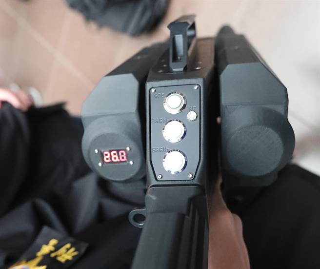 北市警局示範空拍機攔截器，準備攔截未獲核准的無人機闖入會場。（鄭任南攝）