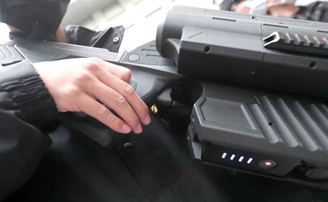 北市警局示範空拍機攔截器，準備攔截未獲核准的無人機闖入會場。（鄭任南攝）