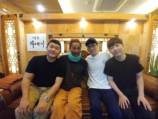 刘在锡（左三）暖举私下探望金哲文（左二）「装5个月住院费」给了就跑。（图／翻摄自金哲文脸书）