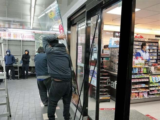 莱尔富明（31日）拆除信义商圈信彩门市大门、橱窗玻璃，同时增10倍人力与10倍备货量应战。（莱尔富提供）