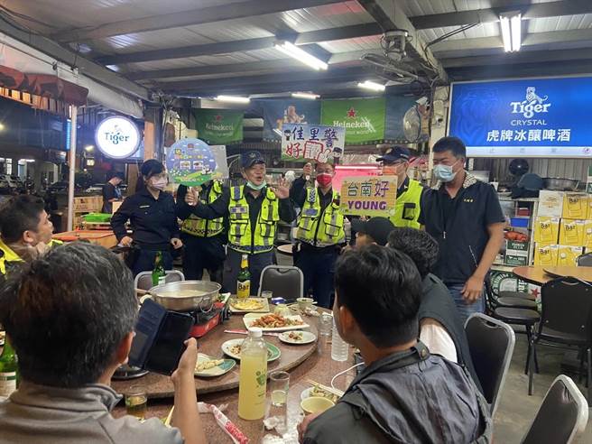 佳里分局於用餐時段前往可能提供酒精飲料的場所及餐廳，進行防制酒後駕車宣導。（讀者提供／劉秀芬台南報導）