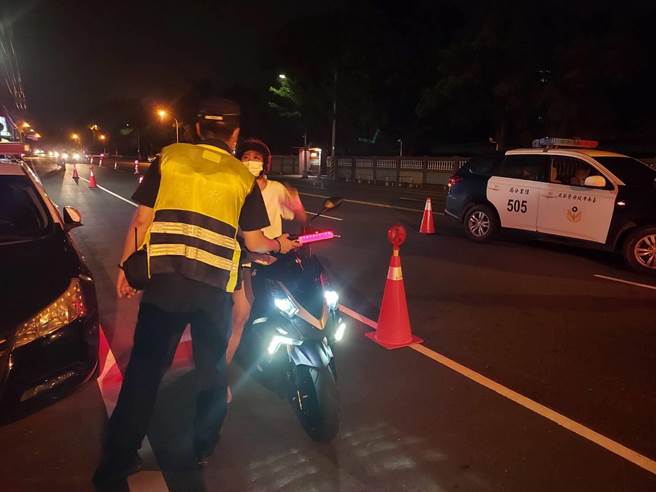 遏止酒駕肇事，佳里分局於易發生酒駕肇事、酒駕違規路段及地點攔檢盤查加強取締。（讀者提供／劉秀芬台南報導）