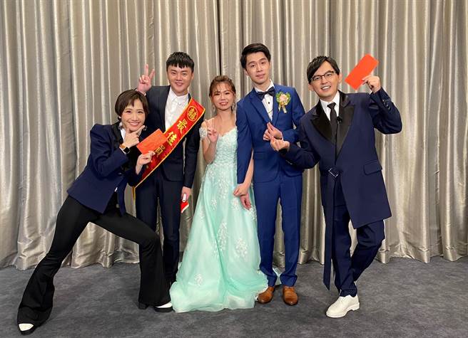 许富凯在节目《婚礼歌手》中，为年轻的小夫妻献唱经典台语情歌「牵阮的手」。（东森提供）