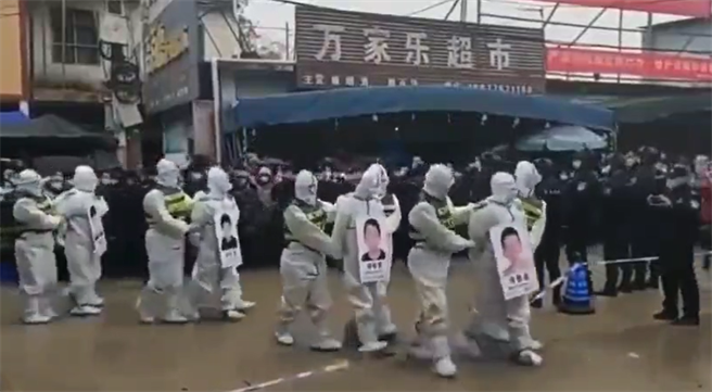 广西街头惊见游街示眾，陆网民怒批文革还未结束。（图／推特视频截图）