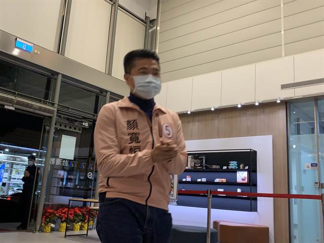 顏寬恒出席公辦電視政見辯論會，強調「第二選區是我的根，我的家鄉」。（林欣儀攝）