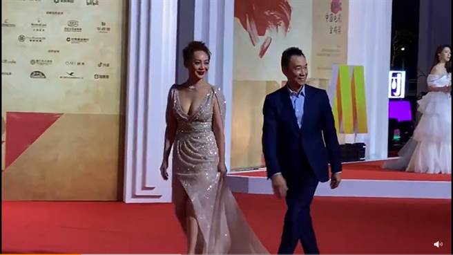 寧靜今（30日）晚出席《金雞獎》，禮服上下失守大露好身材。(圖/ 摘自微博)