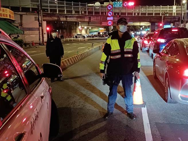 新北市永和警分局即日起執行「無時段取締酒駕大執法」，農曆年前不限夜間，無時段性針對酒後駕車全面嚴格取締。（永和警分局提供）