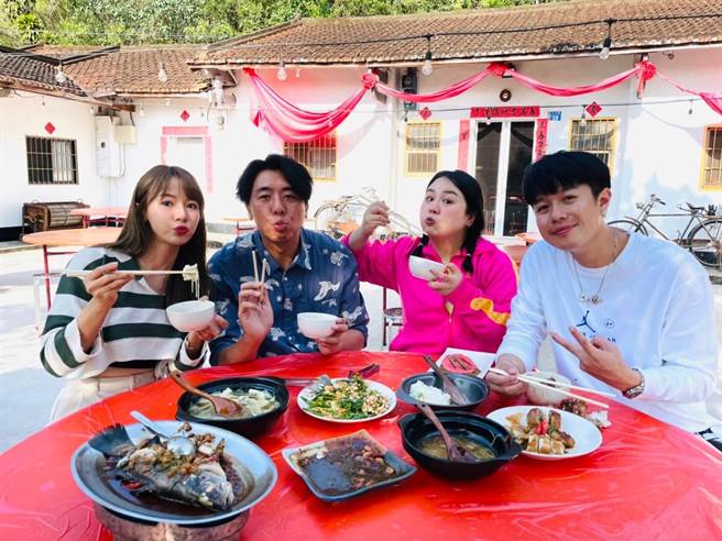 《食尚玩家疯狂总部》主持人梁赫群、大文、李易及林莎前往南投出外景，网罗2022年必吃的大势美食。（TVBS提供）