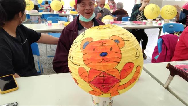 六甲恒安宫邀请社区长辈参加虎年灯会灯笼活动。(六甲恒安宫提供／刘秀芬台南传真)