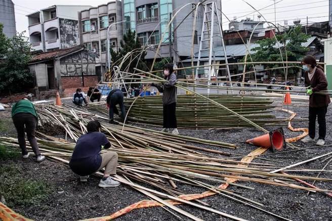 六甲恒安宫与台南艺术大学材质创作学系师生合作，以六甲特色瓦窑为发想，设计一座6米高的竹编主灯。(六甲恒安宫提供／刘秀芬台南传真)