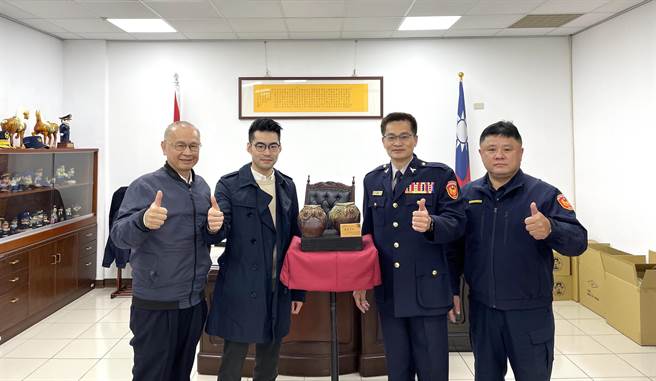 聯聚建設熱愛台中，以行動力挺，捐贈勤務設備予台中市警察局第六分局，感謝員警對地區治安的維護及貢獻。（盧金足攝）