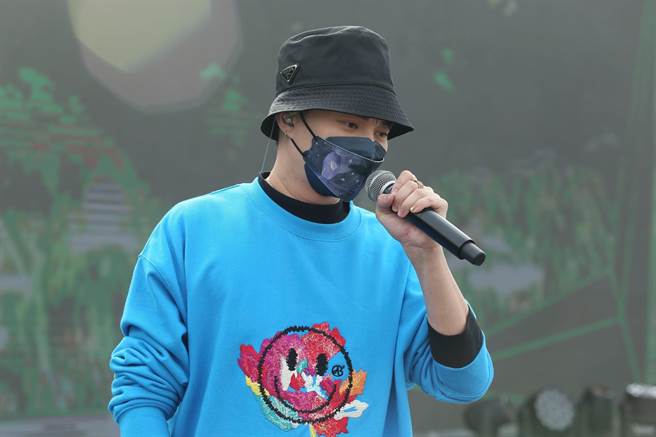 許富凱今在高雄跨年主場蓬萊舞台彩排，開心天氣超棒。（民視提供）