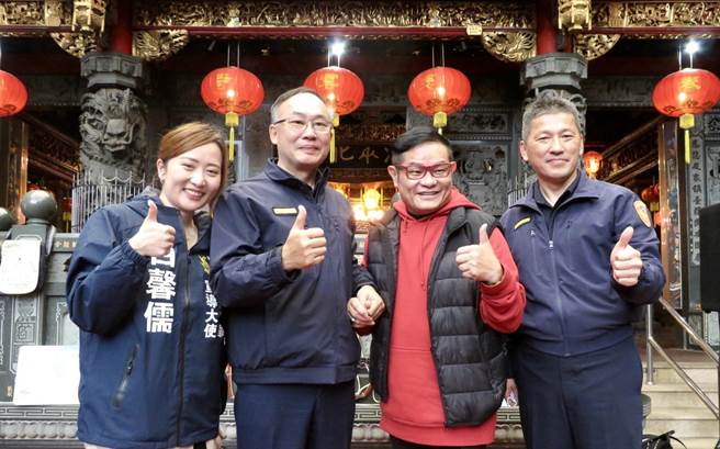 基隆市警察局第四分局结合庙寺共同加强交通宣导及导正用路人观念，确保行人安全。（基隆市警局提供／陈彩玲基隆传真）