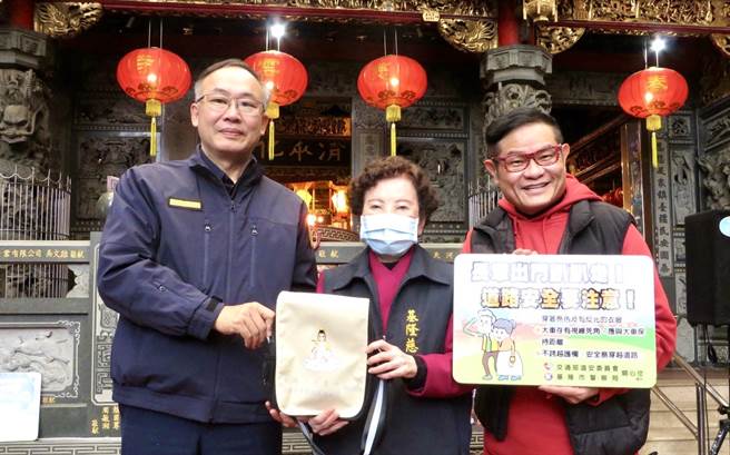 基隆市警察局第四分局结合庙寺共同加强交通宣导及导正用路人观念，确保行人安全。（基隆市警局提供／陈彩玲基隆传真）