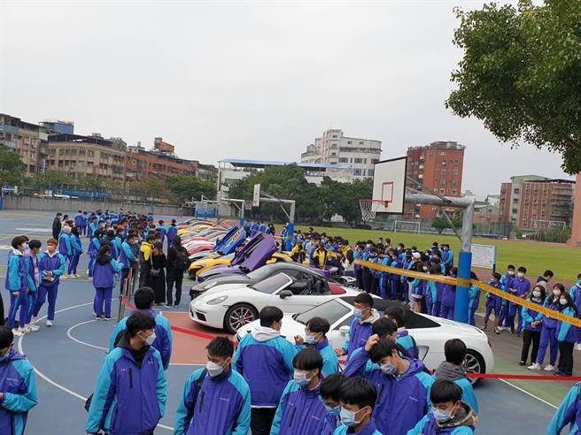 华夏科技大学智慧车辆系今（30日）与乐威文创以及MRPC 中后置引擎性能车俱乐部，与三重商工汽车科合办「驾驭人生，安全驾驶」讲座。（华夏科技大学蔡尚明主任提供）