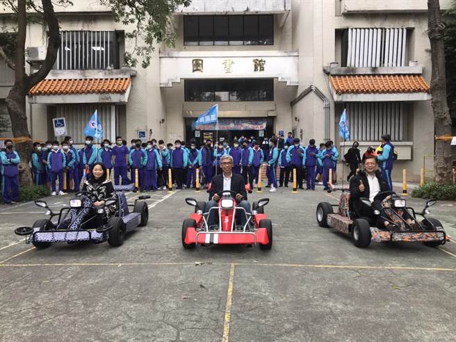 华夏科技大学智慧车辆系今（30日）与乐威文创以及MRPC 中后置引擎性能车俱乐部，与三重商工汽车科合办「驾驭人生，安全驾驶」讲座。（华夏科技大学蔡尚明主任提供）