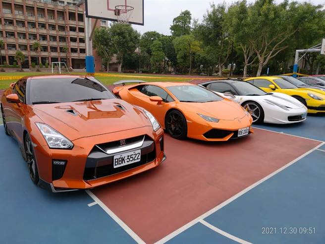 华夏科技大学智慧车辆系今（30日）与乐威文创以及MRPC 中后置引擎性能车俱乐部，与三重商工汽车科合办「驾驭人生，安全驾驶」讲座。（华夏科技大学蔡尚明主任提供）