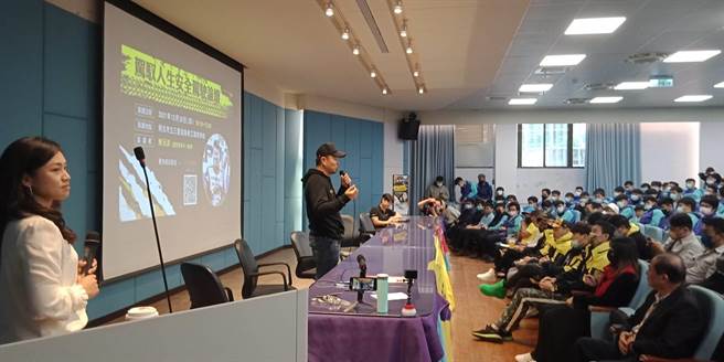 华夏科技大学智慧车辆系今（30日）与乐威文创以及MRPC 中后置引擎性能车俱乐部，与三重商工汽车科合办「驾驭人生，安全驾驶」讲座。（华夏科技大学蔡尚明主任提供）