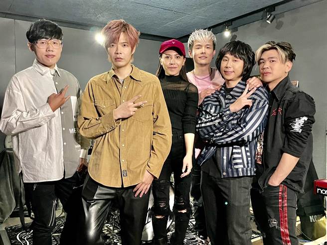 八三夭揪艾怡良练团，为桃园跨年合体做准备。（年代提供）