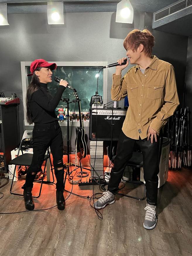 阿璞和艾怡良飙唱电音神曲，气氛超嗨。（年代提供）