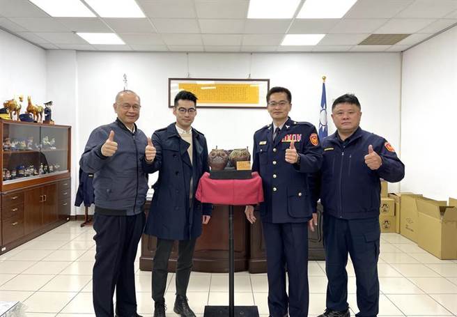 聯聚建設經理江衍瑾(左二)、顧問郭從得(左一)30日代表出席捐贈儀式，第六分局長蔡元戎(右二)代表接受，並回贈陶藝「報喜鳥」，感謝聯聚大力支持地方警政工作的善行義舉。（圖／曾麗芳）
