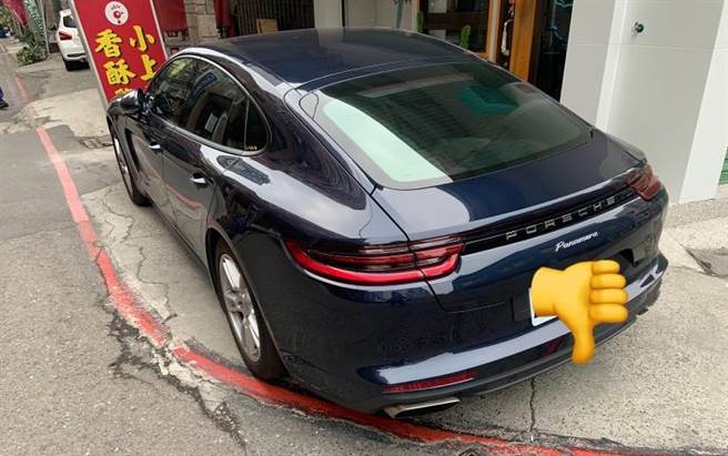 1名網友日前自家店家外頭遭1輛保時捷臨停，保時捷車主不但擅自將「請勿停車」立牌移開，等到他聯繫上車主，車主還大言不慚嗆說「你要開店了嗎？」（翻攝自臉書「爆怨公社」）