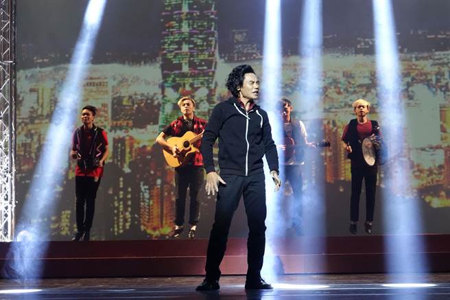 夏靖庭模仿五月天。（全民大剧团提供）