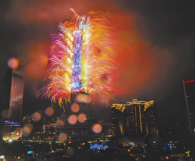 中央气象局表示，明(31日)跨年夜3地有雨、低温急坠，且因风向关系，看101烟火要「选边站」。（资料照/业者提供）