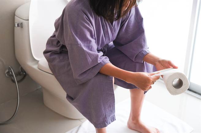 小时候家里十分贫困，最穷时，米缸没有米，母亲向邻居借一点米，用手帕包回来熬稀饭，但再苦还能勉强度过来。可是家里没有厕所，问题就大了。（示意图/Shutterstock提供）