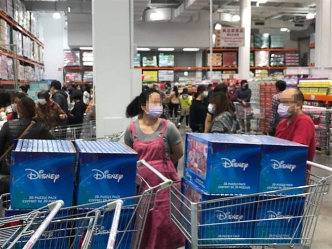 2022年拼图重出江湖，有民眾就在卖场上直击到代购的扫货画面，两台推车上放满8盒拼图，让网友怒轰：超无耻！(图／翻摄自 COSTCO 好市多 消费经验分享区) 