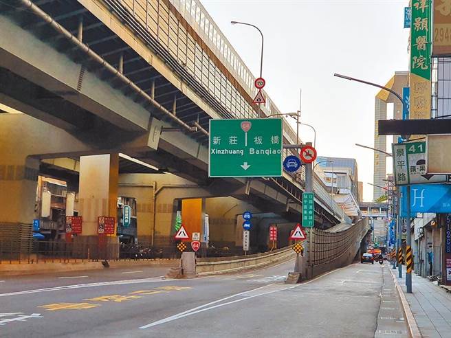 新北市政府交通局昨（29日）終將顧問公司所做成的可行性評估報告定稿，其中確認新闢東西側聯外道路方案為最可行。（葉書宏攝）