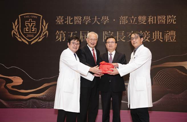 新北市双和医院今（30日）举行第五届院长交接典礼。（双和医院提供）