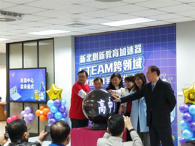 新北市中和高中主导的「新北创新教育加速器计画-STEAM跨领域程式设计培训课程」，日前在中和高中校庆之际举办成果发表会。（教育局提供）