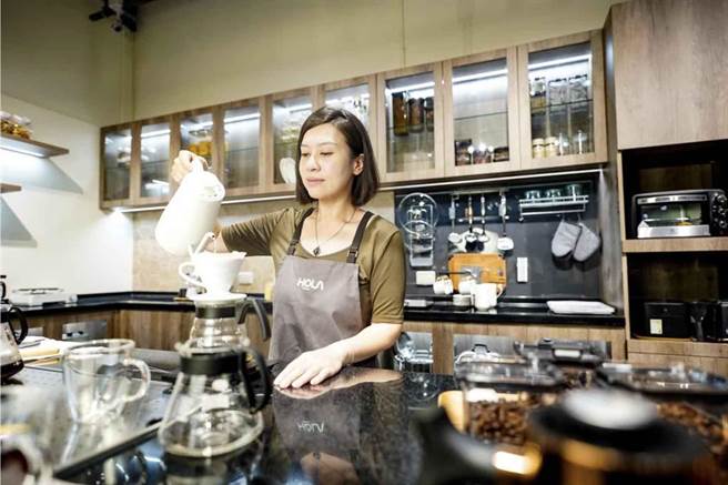 HOLA台南店中的实境厨房，供消费者，体验商品、实作料理、品嚐手冲咖啡。（HOLA提供）