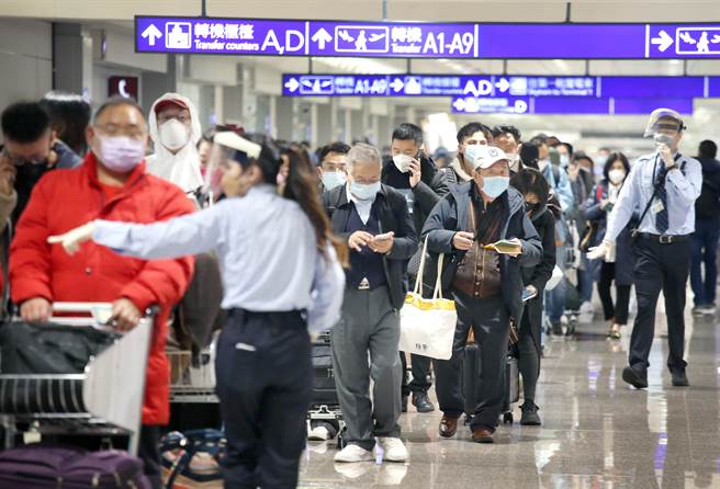 中央流行疫情指揮中心30日公布國內新增24例新冠肺炎境外移入確定病例，確診個案中無新增死亡。在桃園機場入境管制區內，剛下機的旅客排隊查驗入境健康資訊。（范揚光攝）（圖中非新聞當事人）