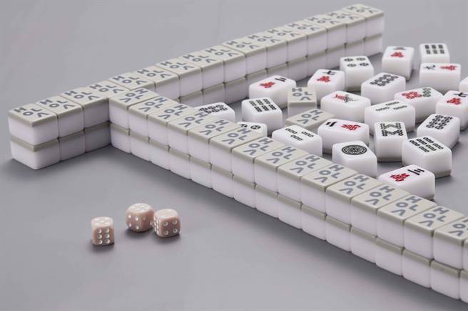 即日起至2022年2月9日，单笔实付满2万8800元，送HOLA 虎乐台潮麻将组一组（市价4980元），全台限量1800组。（HOLA提供）