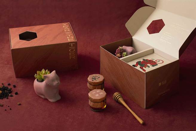 有肉 2022 虎年春节礼盒，内含莳虎多肉盆栽组、福虎生蜂双入组(泉发蜂蜜），1090元（50组以上可享企业专属价）。（有肉提供）