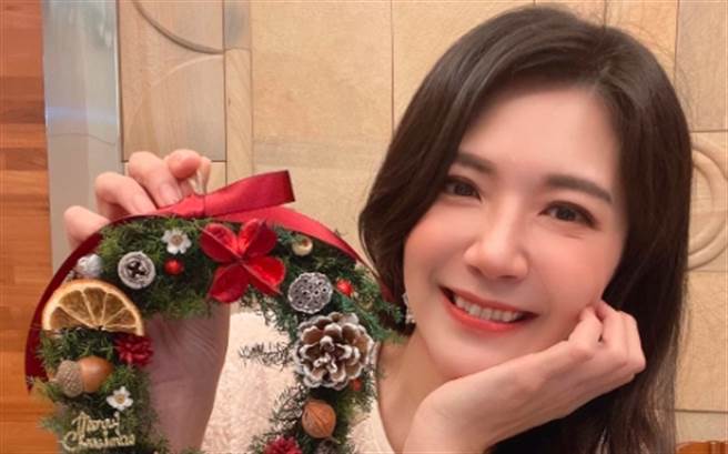 「汉堡主播」郑亦真说自己留长髮后髮型都很「华灯初上」。（图／截取自郑亦真脸书）