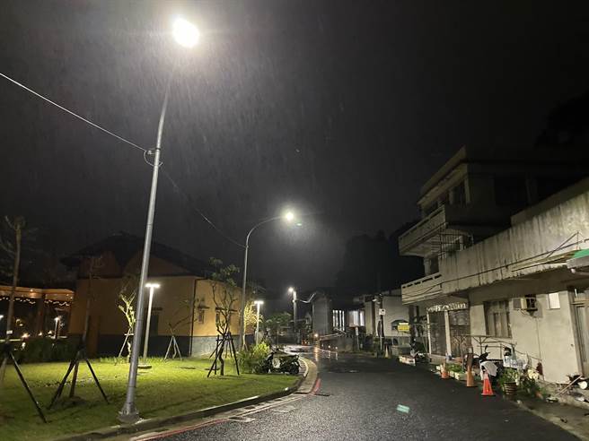 新北市议员白佩茹与大同里长许振煌邀集金山区公所与新北市政府养护工程处共同现勘瞭解现况后，随即增设多盏路灯改善照明。（金山区公所提供）