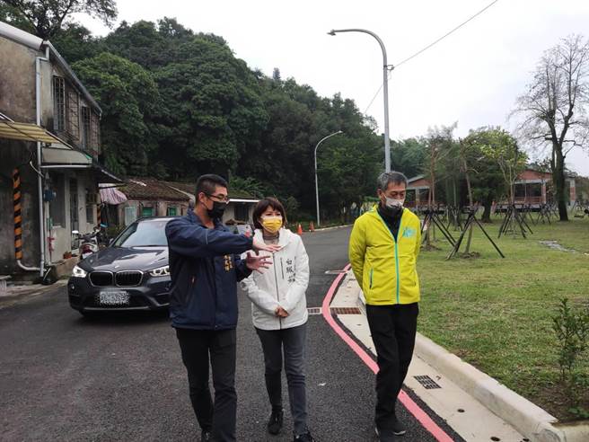 新北市议员白佩茹与大同里长许振煌邀集金山区公所与新北市政府养护工程处共同现勘瞭解现况后，随即增设多盏路灯改善照明。（金山区公所提供）