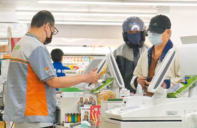 勞工值班工作，超過正常工作時間要付加班費。（資料照／陳俊吉攝）