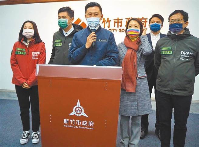 新竹市长林智坚27日晚间丢出震撼弹，在多位党籍议员的陪同下，发表声明「不选大新竹市长」。（陈育贤摄）