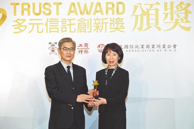工商时报第一届「《Trust Award》多元信托创新奖」，29日举办颁奖典礼，颁奖人金管会主委黄天牧（左）与台新银行信托事业处资深协理陈欣佩共同合影。图／顏谦隆