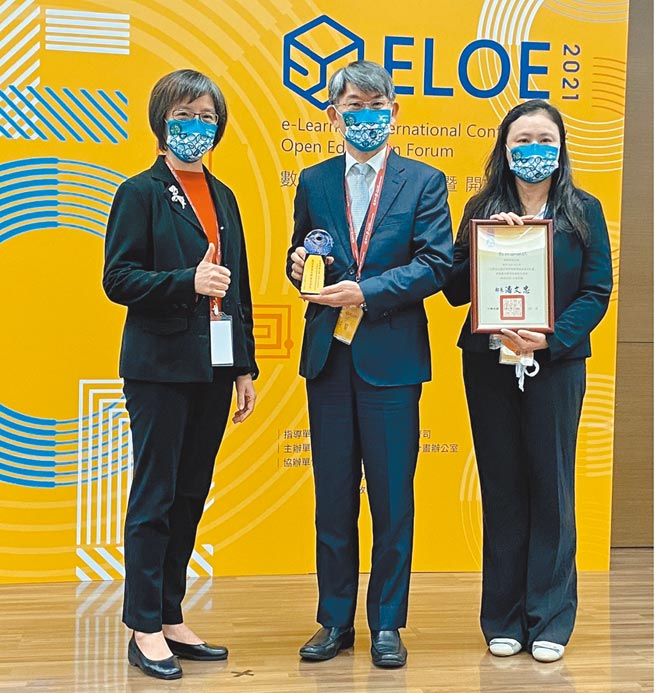 致理科大副校长谢金贤（中）领军担任教育部大学深化数位学习推动与创新应用计画主持人，带领团队获颁殊荣。图／致理科大提供
