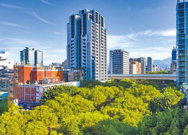 「敦南御所」位在敦化南路、市民大道口，享有敦南林荫。图／业者提供