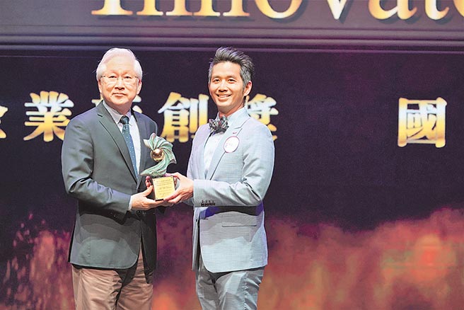 奎克生技執行長楊博鈞博士（右）領取國家新創獎。圖／奎克生技提供