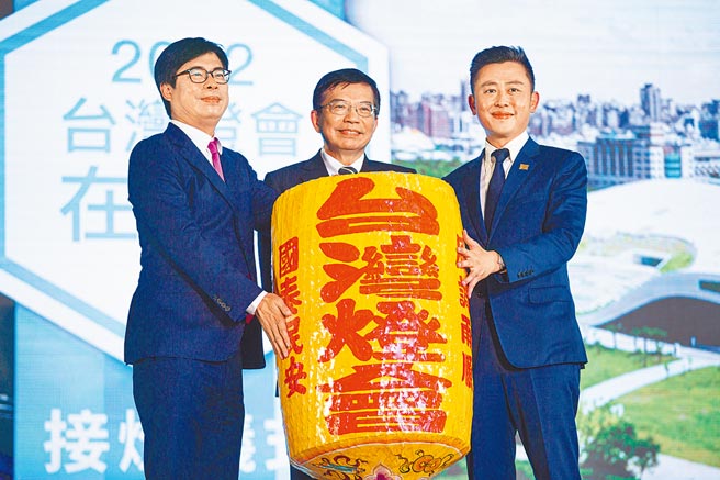2022台湾灯会在高雄，传出高雄市政府向中油等国营事业募款赞助，中油29日低调证实还在接洽中。右为因竹竹併弄得满头包的新竹市长林智坚。（本报资料照片）